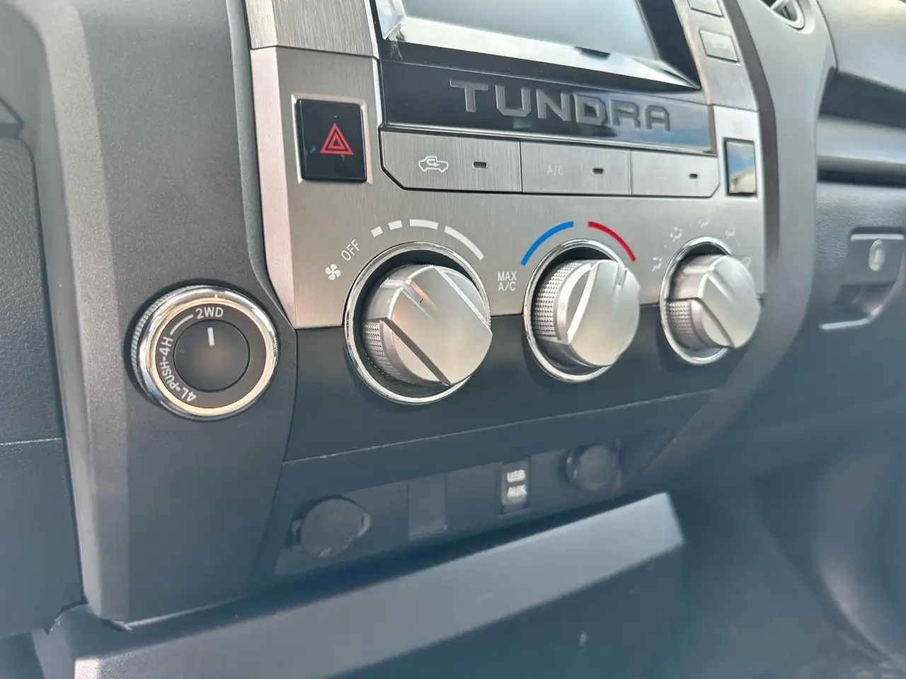 Toyota Tundra снимка Toyota Tundra
