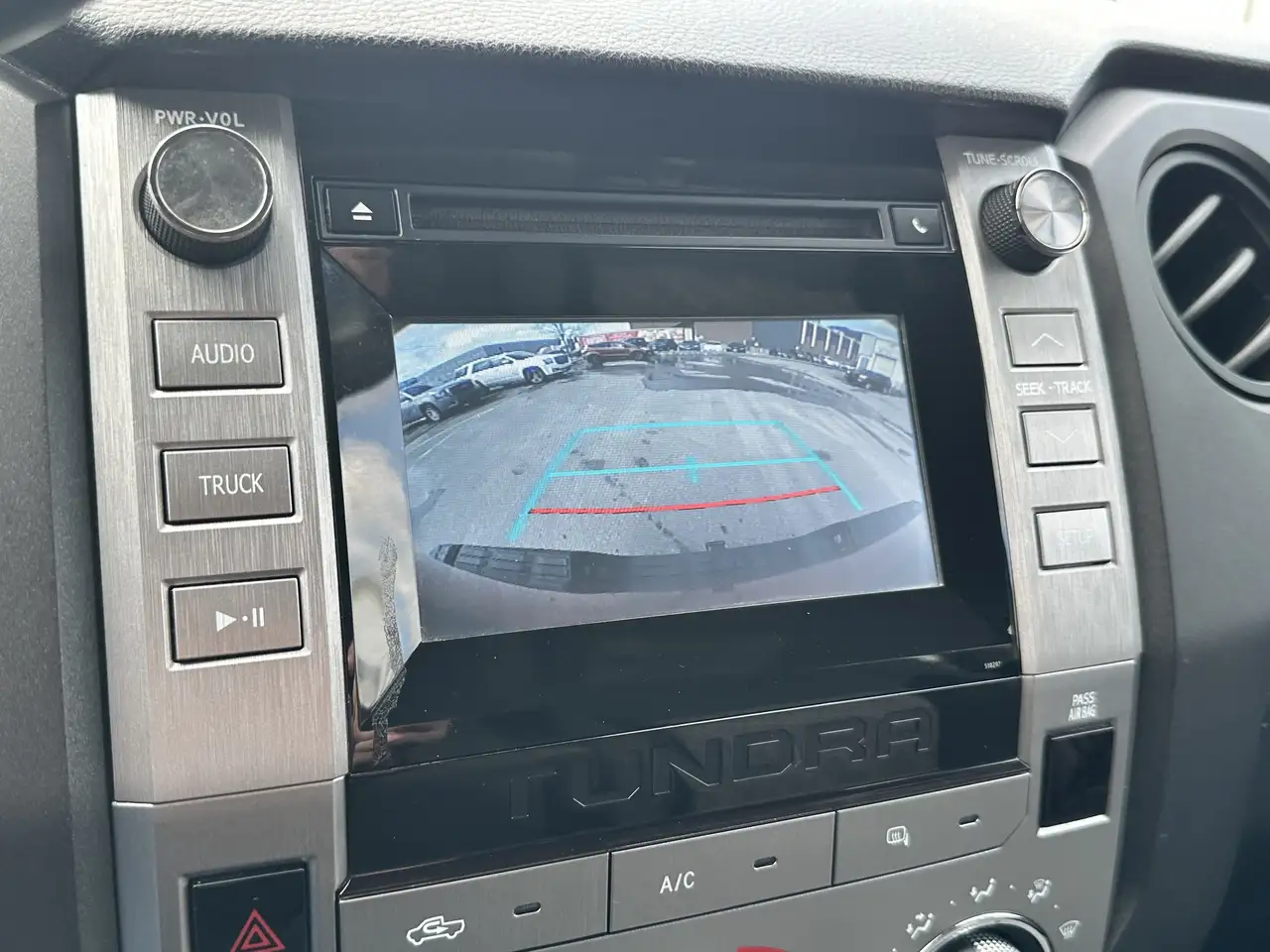 Toyota Tundra снимка Toyota Tundra