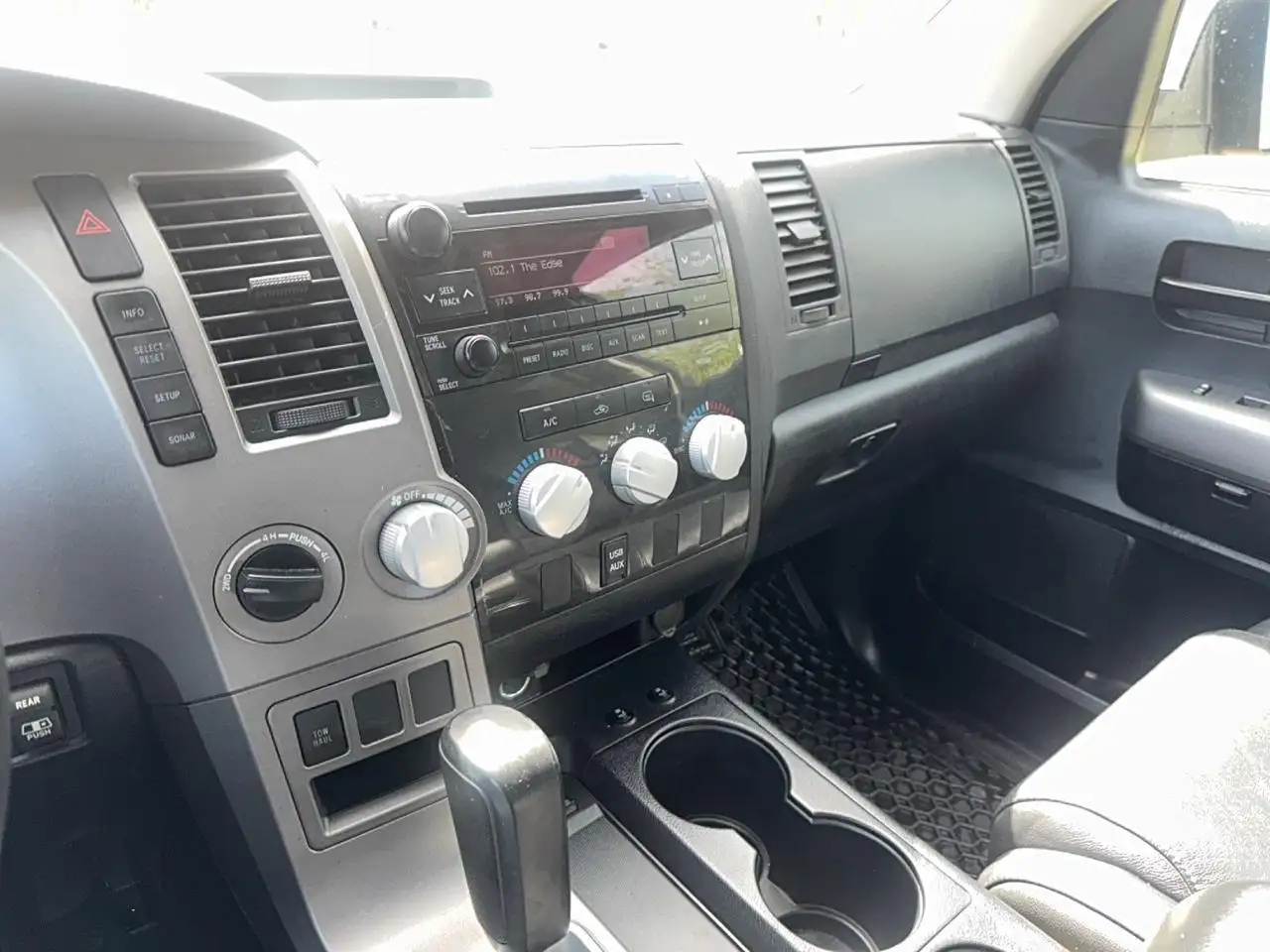 Toyota Tundra снимка Toyota Tundra