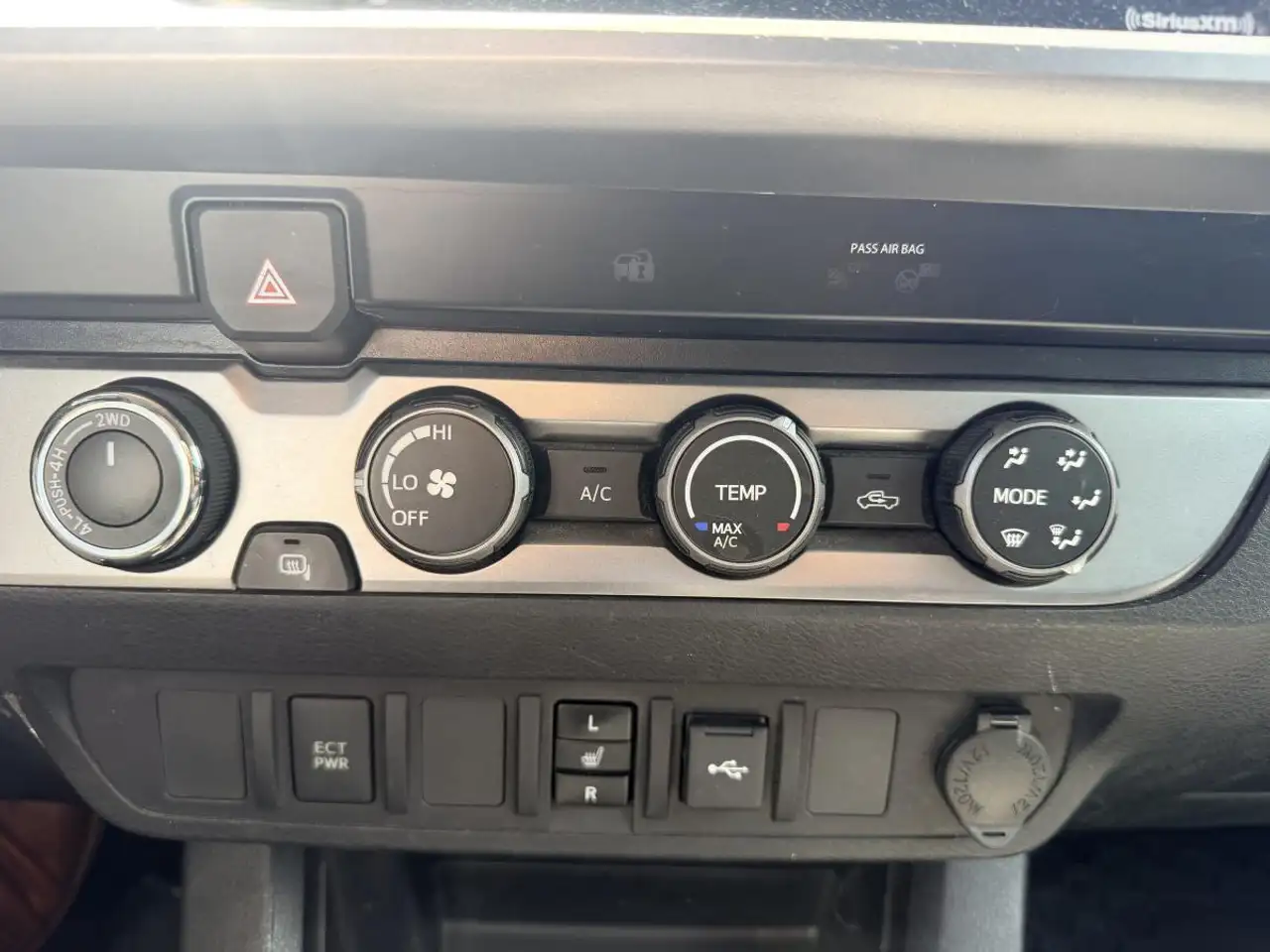 Toyota Tacoma снимка Toyota Tacoma