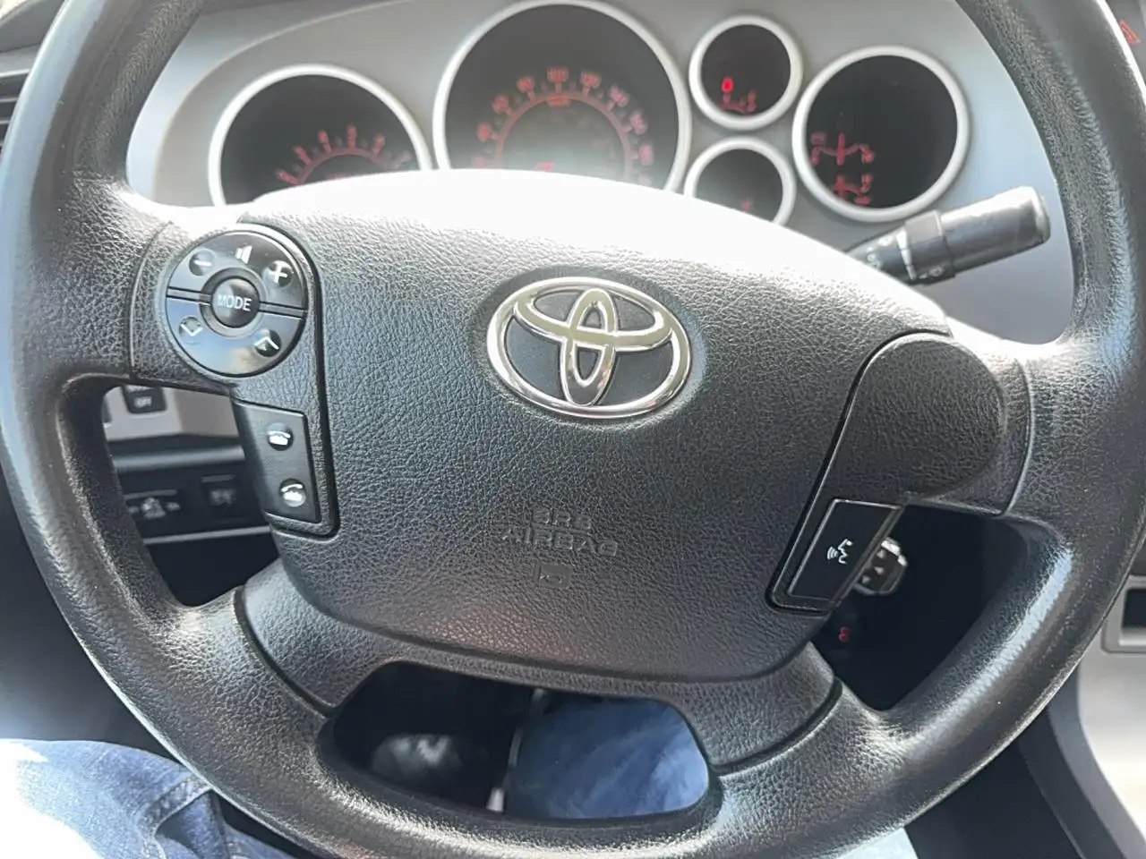 Toyota Tundra снимка Toyota Tundra