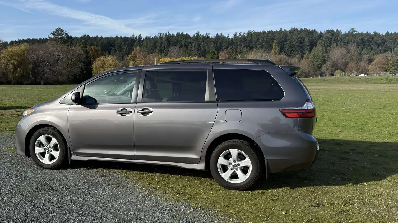 Toyota Sienna photo Toyota Sienna