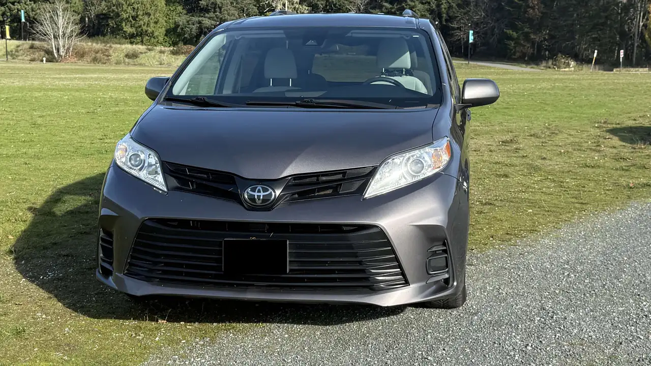 Toyota Sienna photo Toyota Sienna