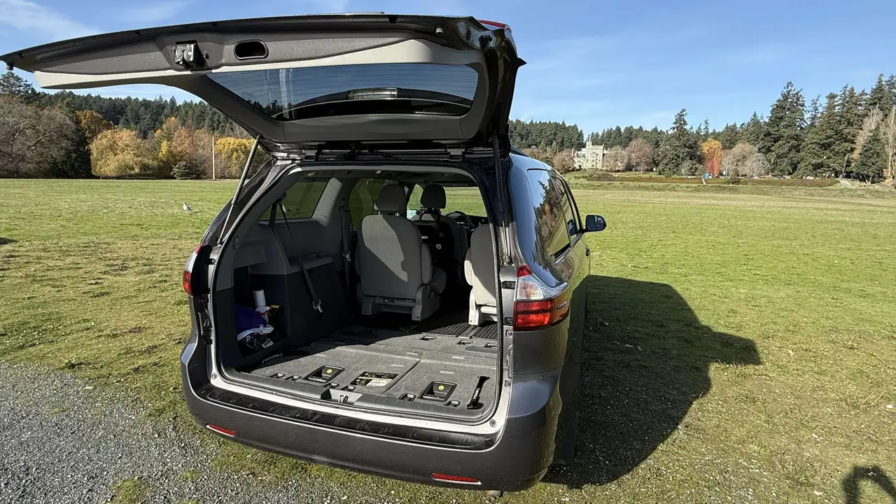 Toyota Sienna photo Toyota Sienna