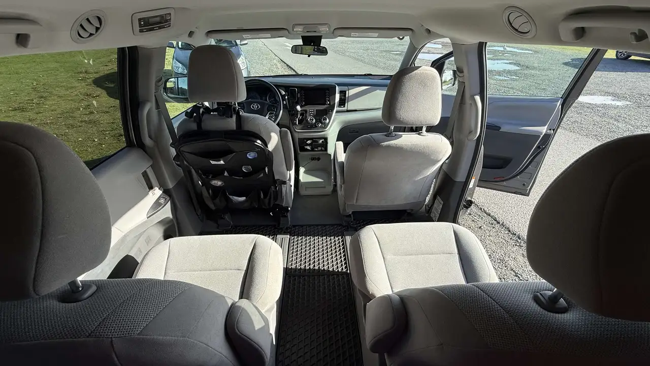 Toyota Sienna photo Toyota Sienna