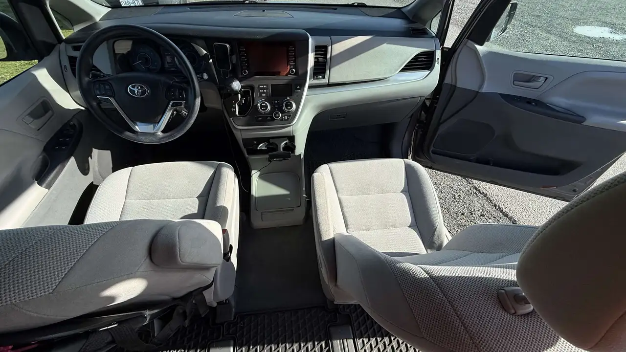 Toyota Sienna photo Toyota Sienna