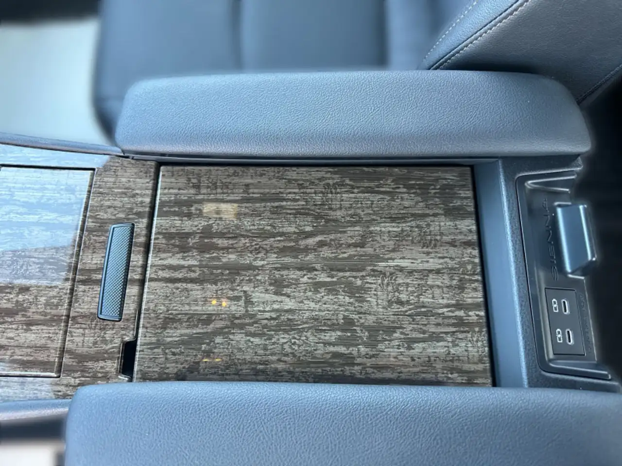 Toyota Sienna снимка Toyota Sienna