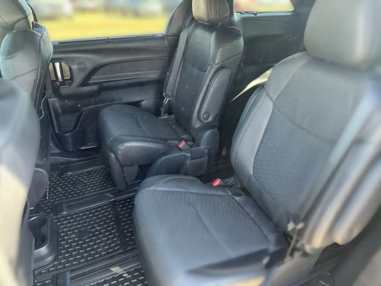 Toyota Sienna снимка Toyota Sienna
