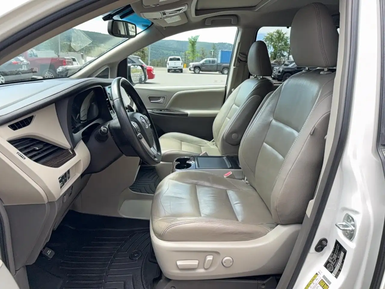 Toyota Sienna photo Toyota Sienna