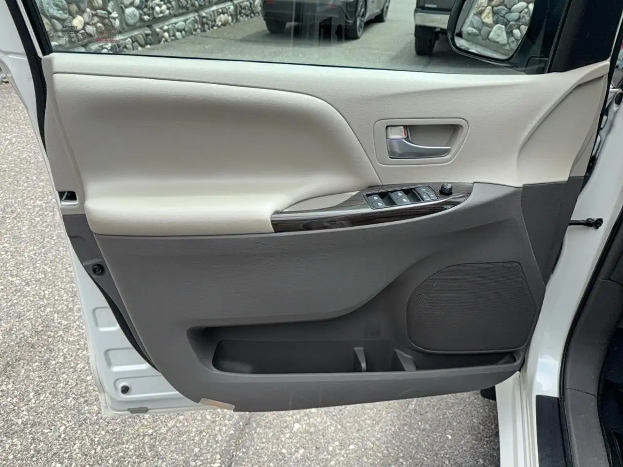 Toyota Sienna photo Toyota Sienna