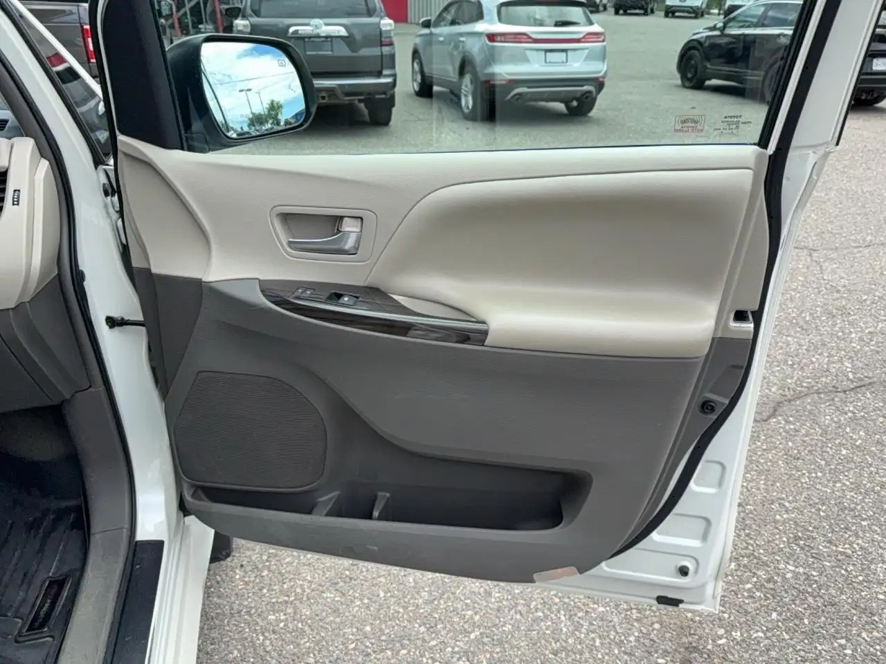 Toyota Sienna photo Toyota Sienna