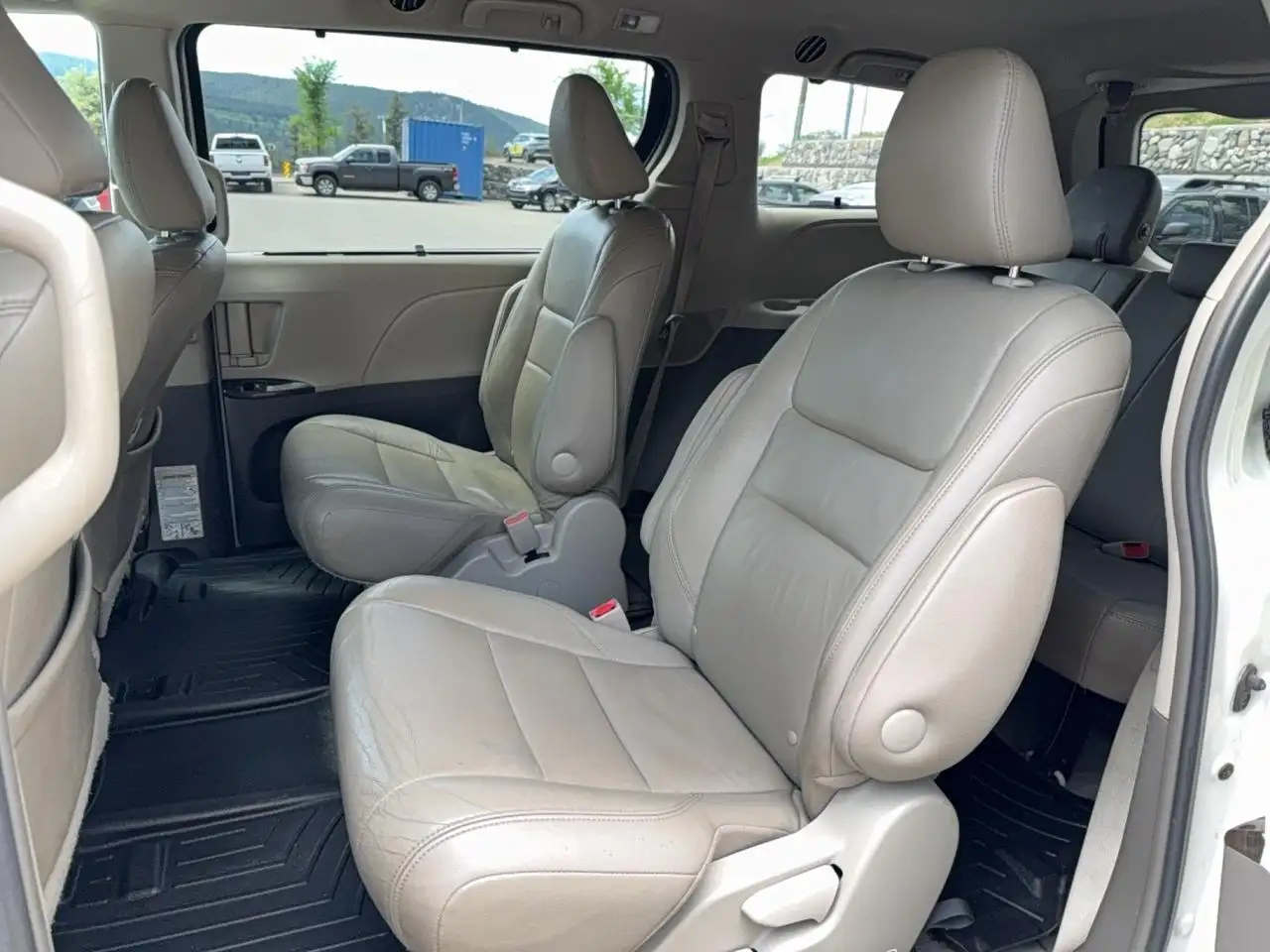 Toyota Sienna photo Toyota Sienna