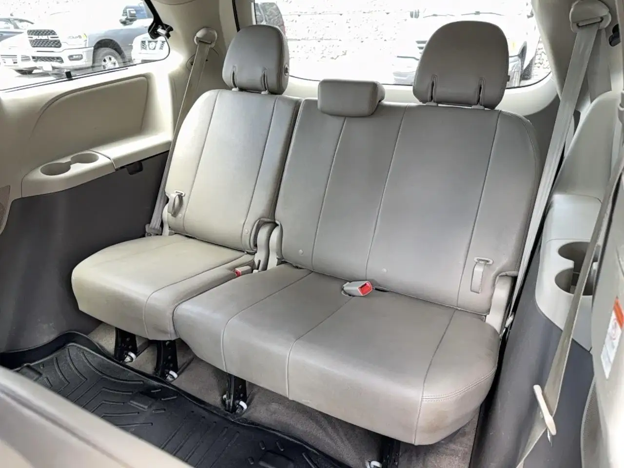 Toyota Sienna photo Toyota Sienna