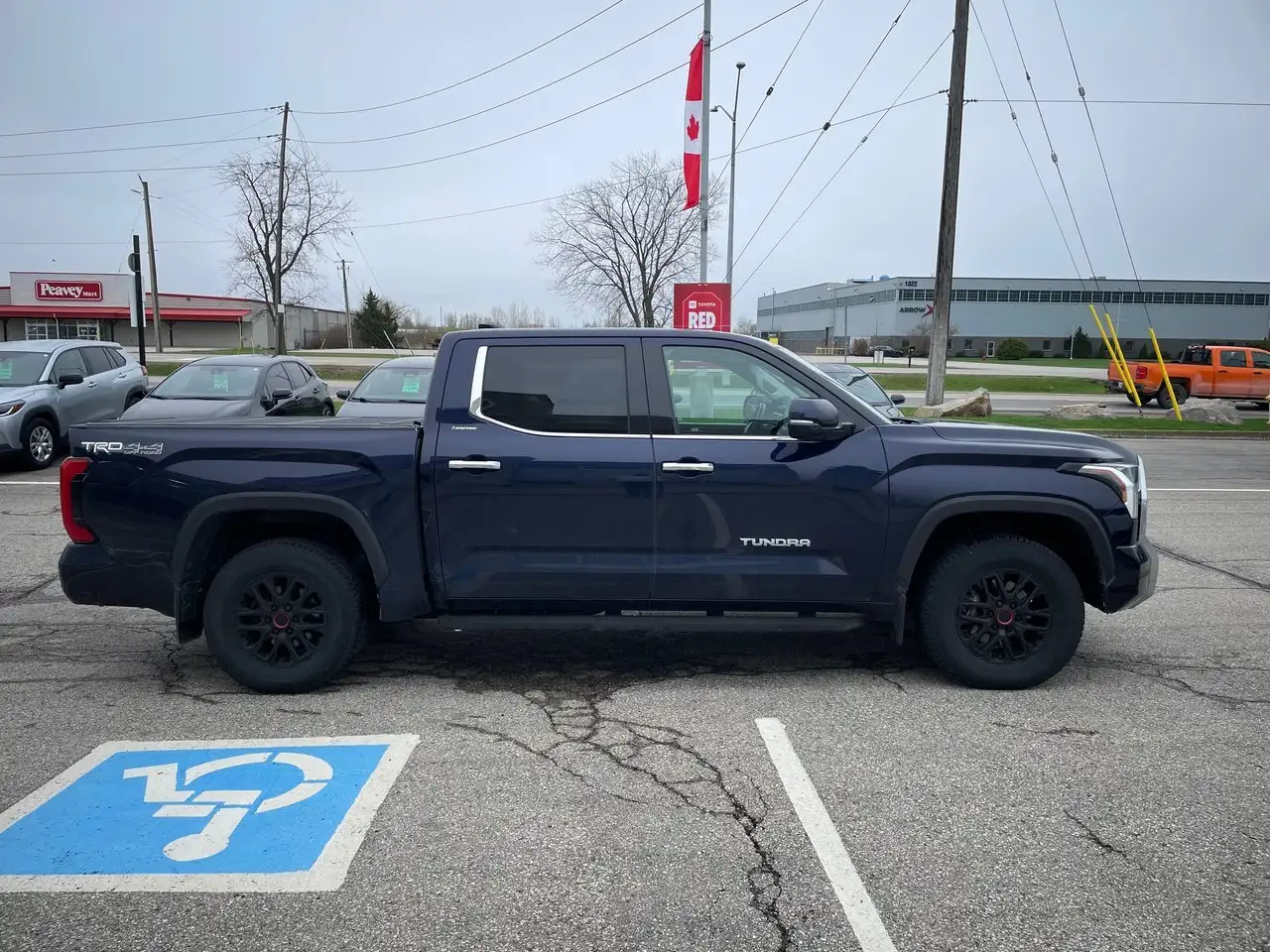 Toyota Tundra снимка Toyota Tundra