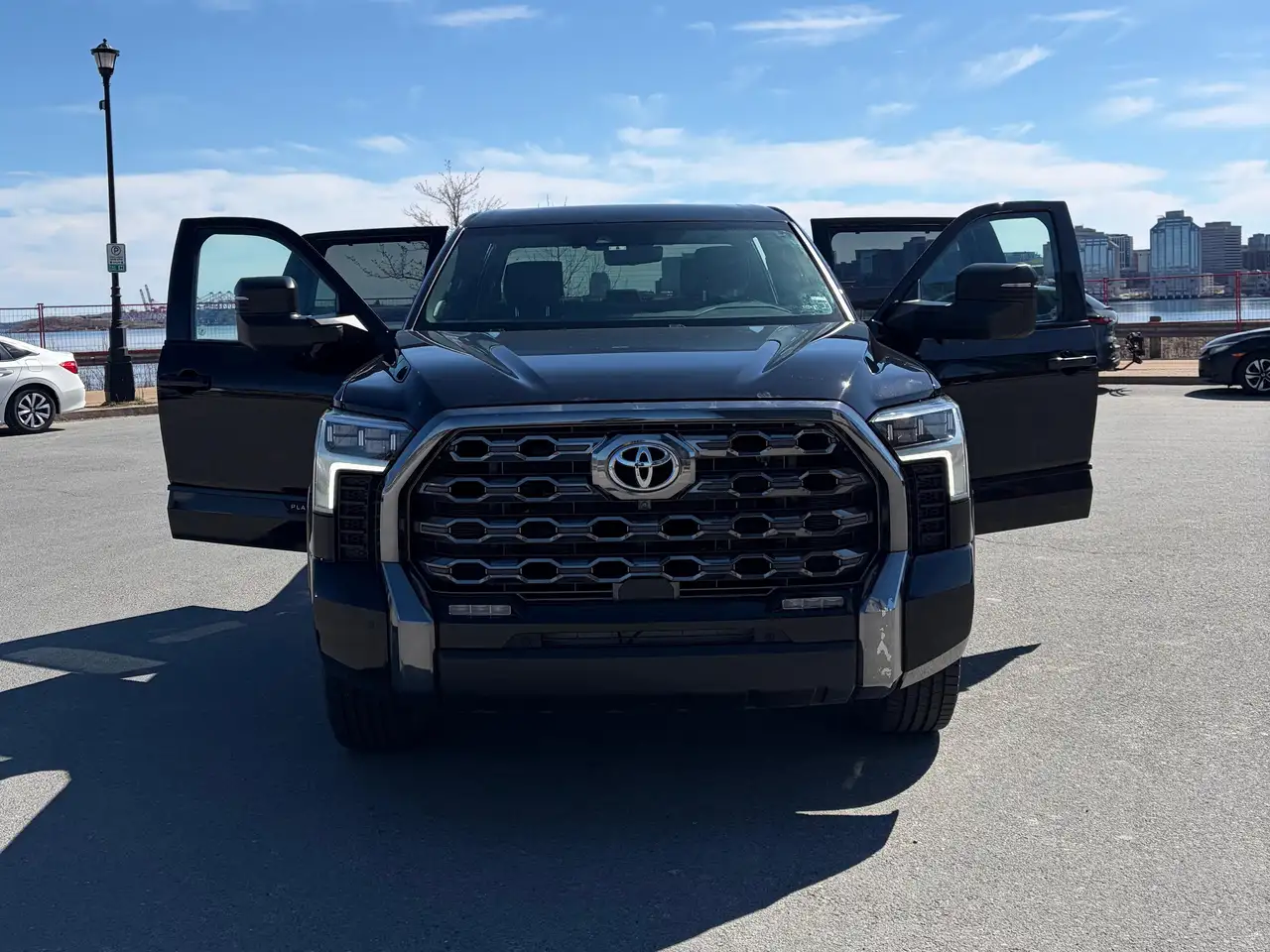 Toyota Tundra снимка Toyota Tundra