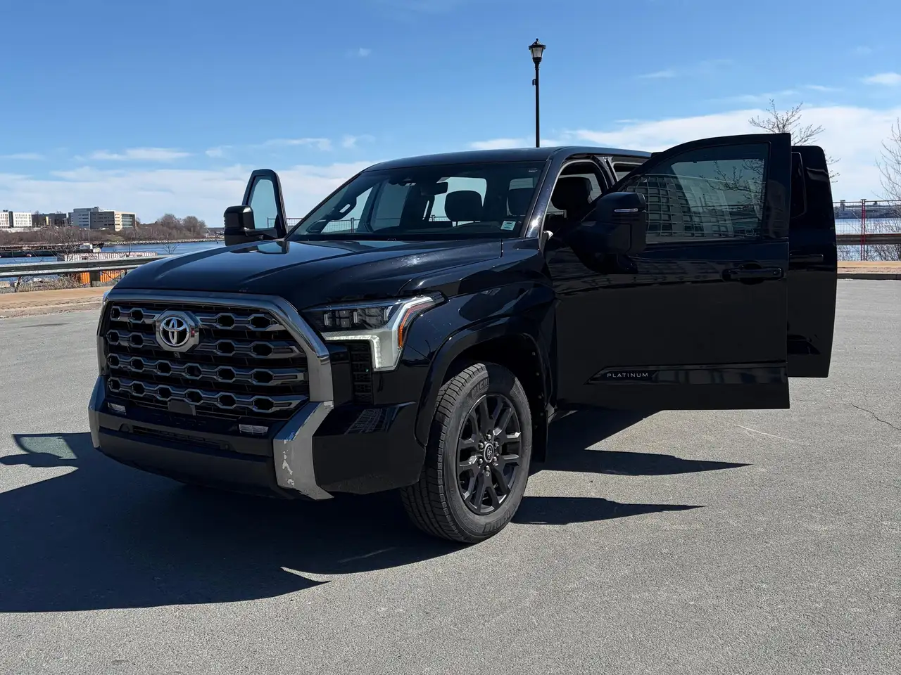 Toyota Tundra снимка Toyota Tundra