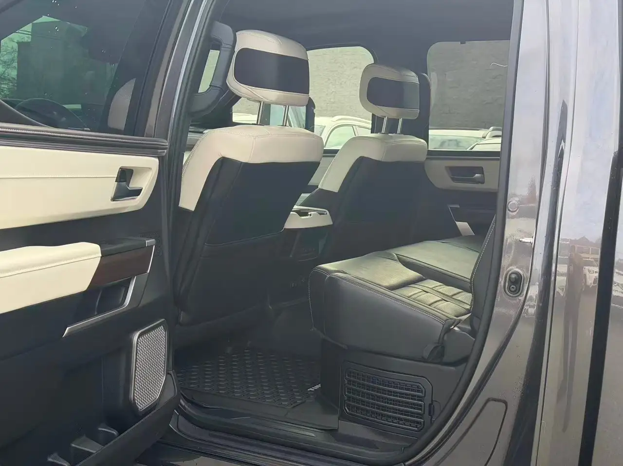 Toyota Tundra снимка Toyota Tundra
