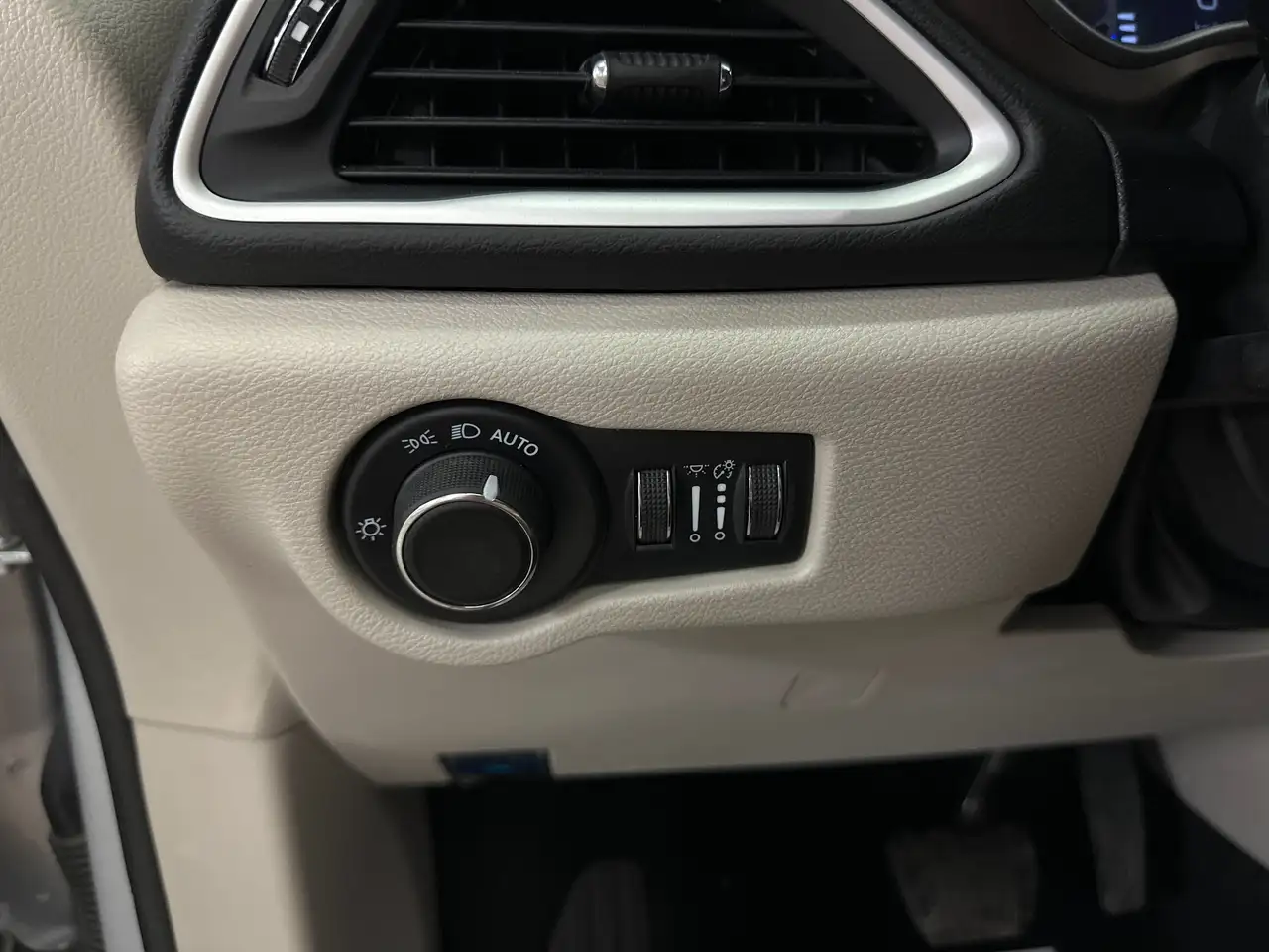 Chrysler Grand Caravan снимка Chrysler Grand Caravan