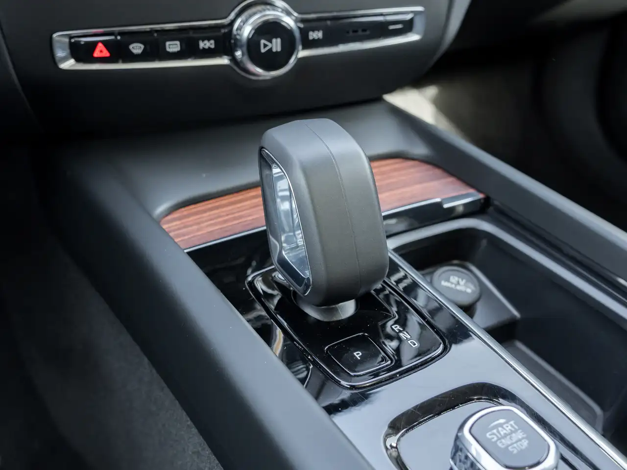 Volvo V60 Cross Country снимка Volvo V60 Cross Country