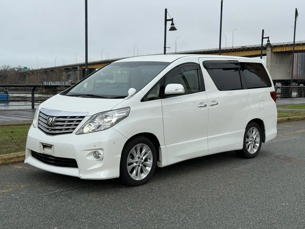 Toyota Alphard fotografie Toyota Alphard