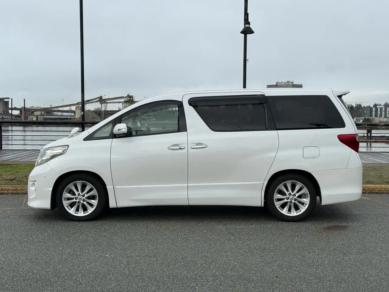 Toyota Alphard fotografie Toyota Alphard