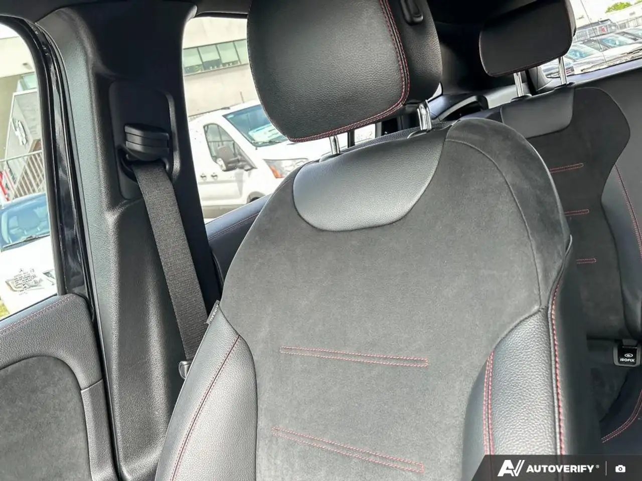 Mercedes-Benz GLA снимка Mercedes-Benz GLA