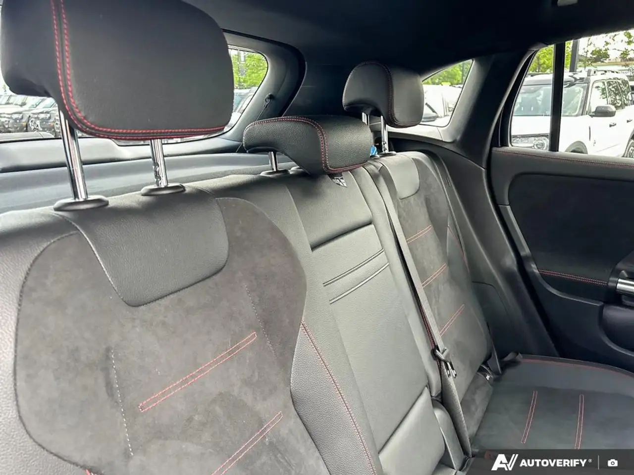 Mercedes-Benz GLA снимка Mercedes-Benz GLA