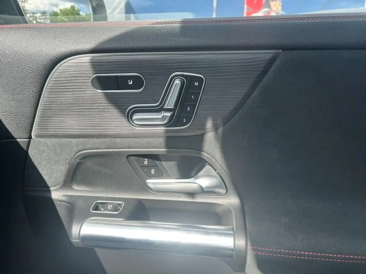 Mercedes-Benz GLA снимка Mercedes-Benz GLA
