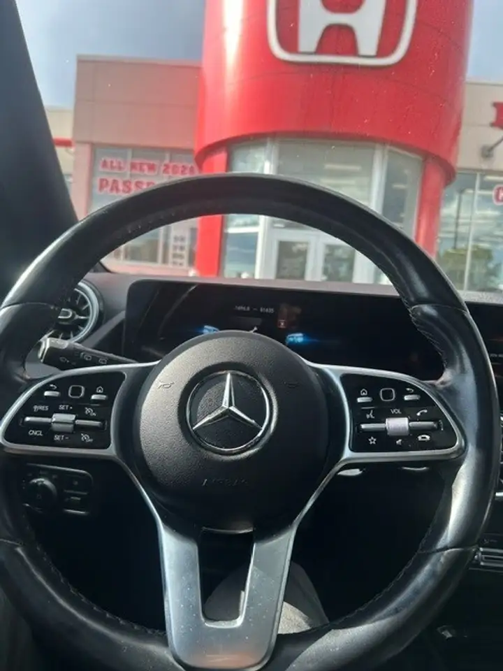 Mercedes-Benz GLA снимка Mercedes-Benz GLA