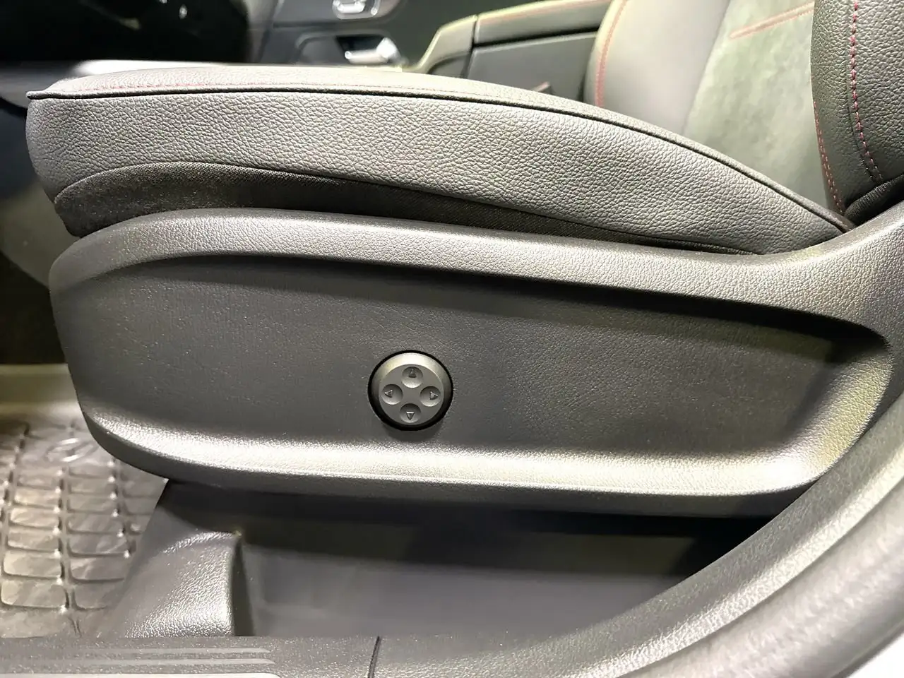 Mercedes-Benz GLA снимка Mercedes-Benz GLA
