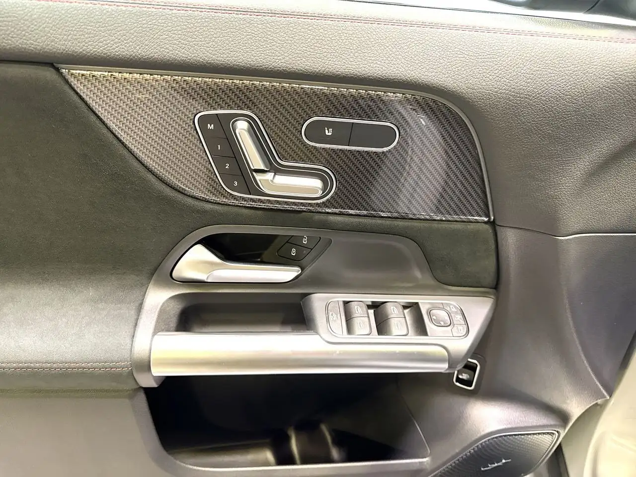 Mercedes-Benz GLA снимка Mercedes-Benz GLA