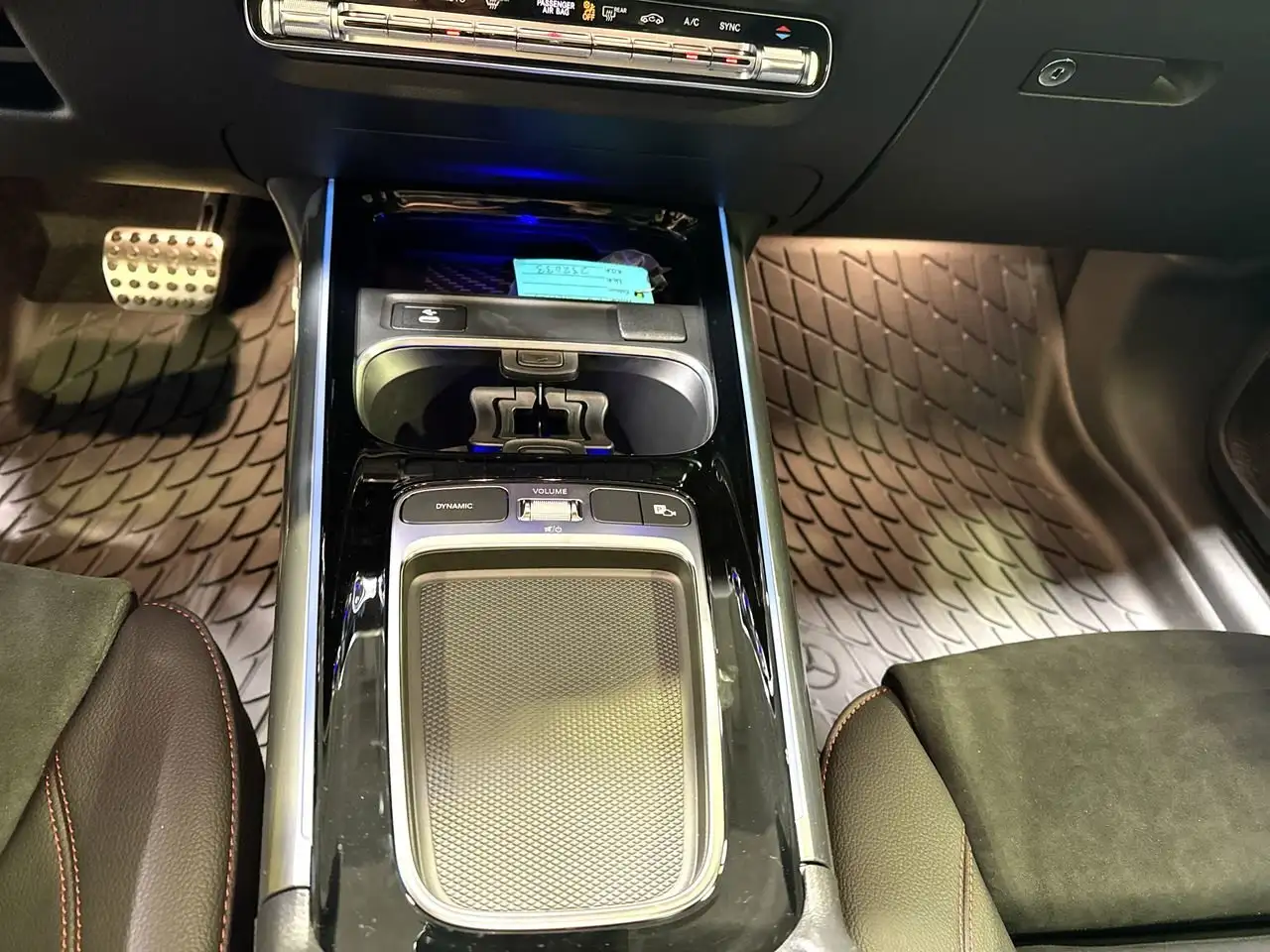 Mercedes-Benz GLA снимка Mercedes-Benz GLA