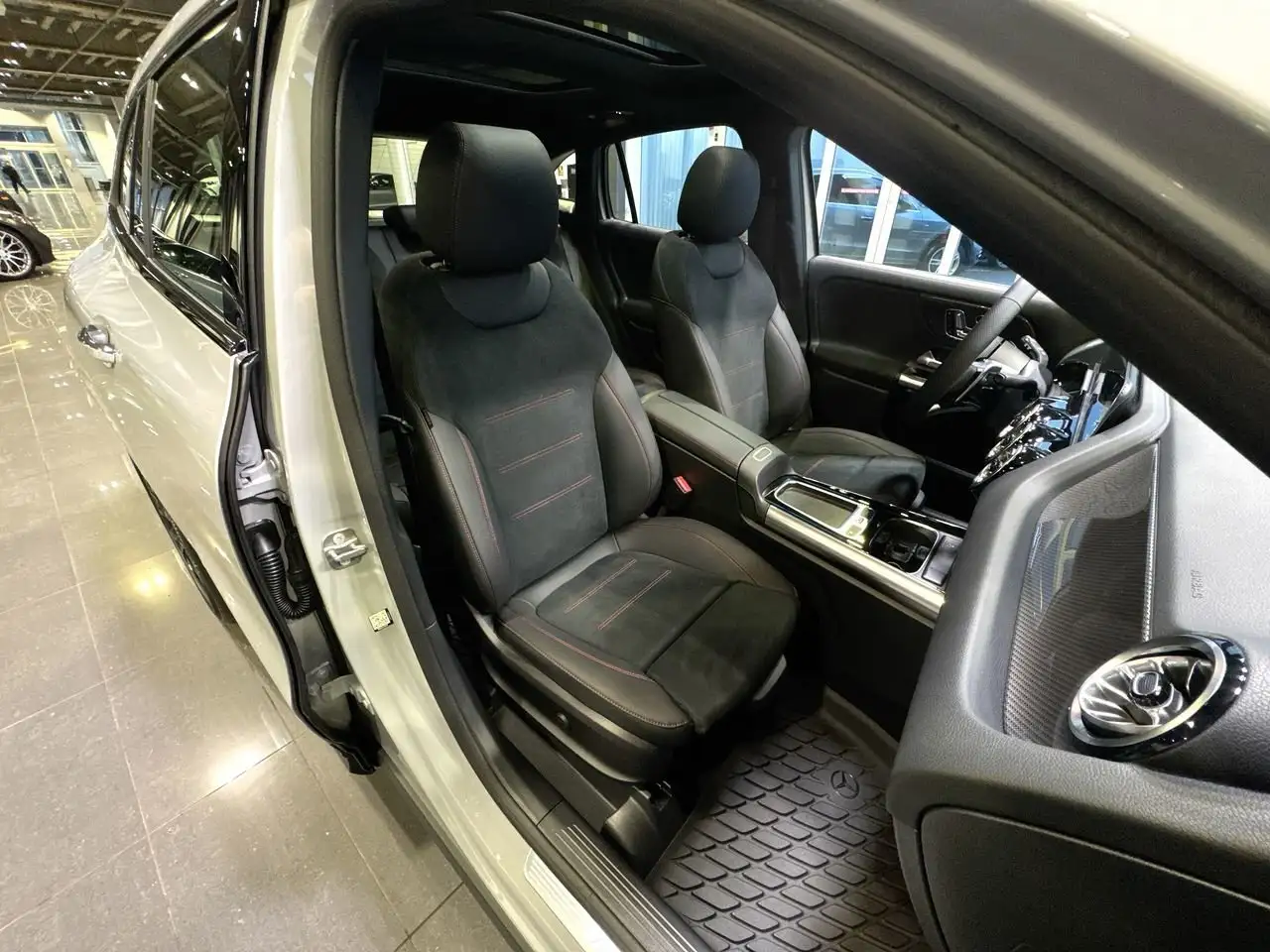 Mercedes-Benz GLA снимка Mercedes-Benz GLA
