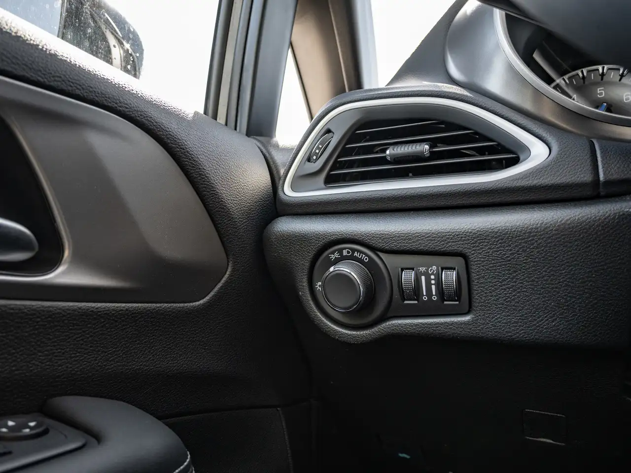 Chrysler Grand Caravan снимка Chrysler Grand Caravan