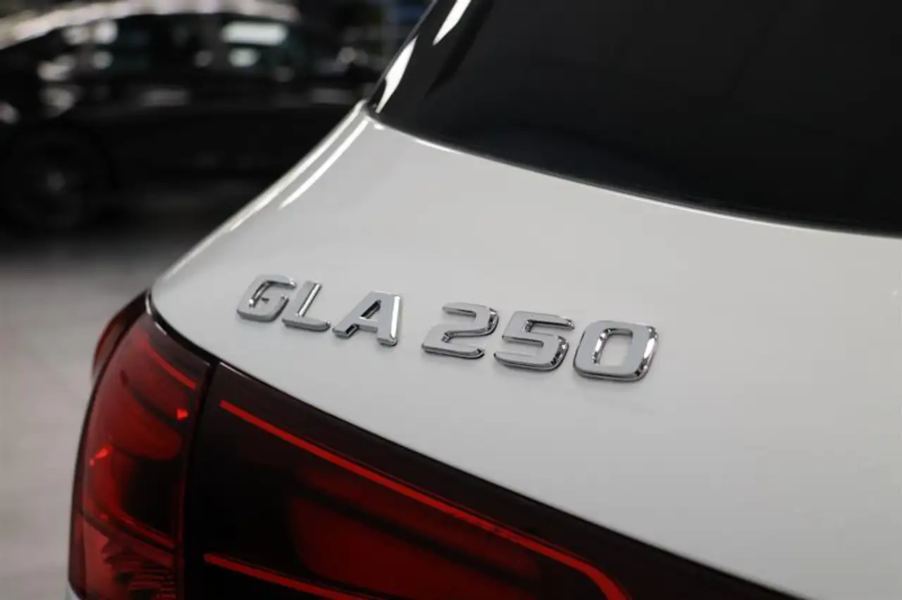 Mercedes-Benz GLA снимка Mercedes-Benz GLA