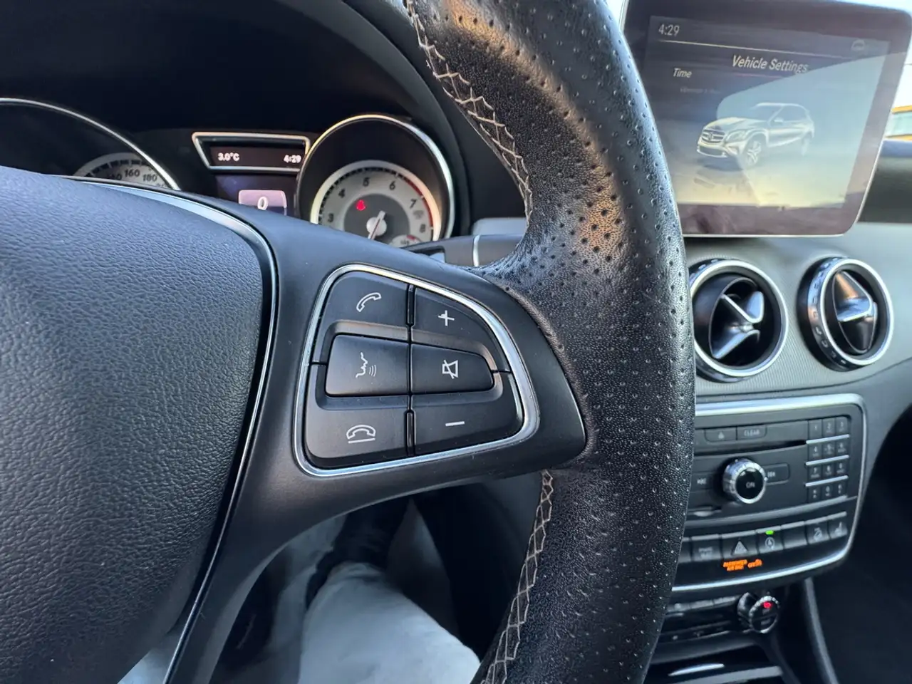 Mercedes-Benz GLA снимка Mercedes-Benz GLA