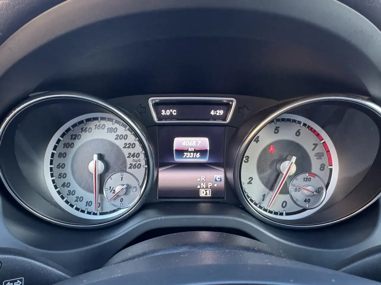 Mercedes-Benz GLA снимка Mercedes-Benz GLA