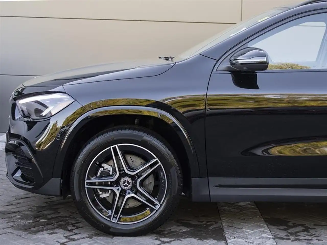 Mercedes-Benz GLA снимка Mercedes-Benz GLA