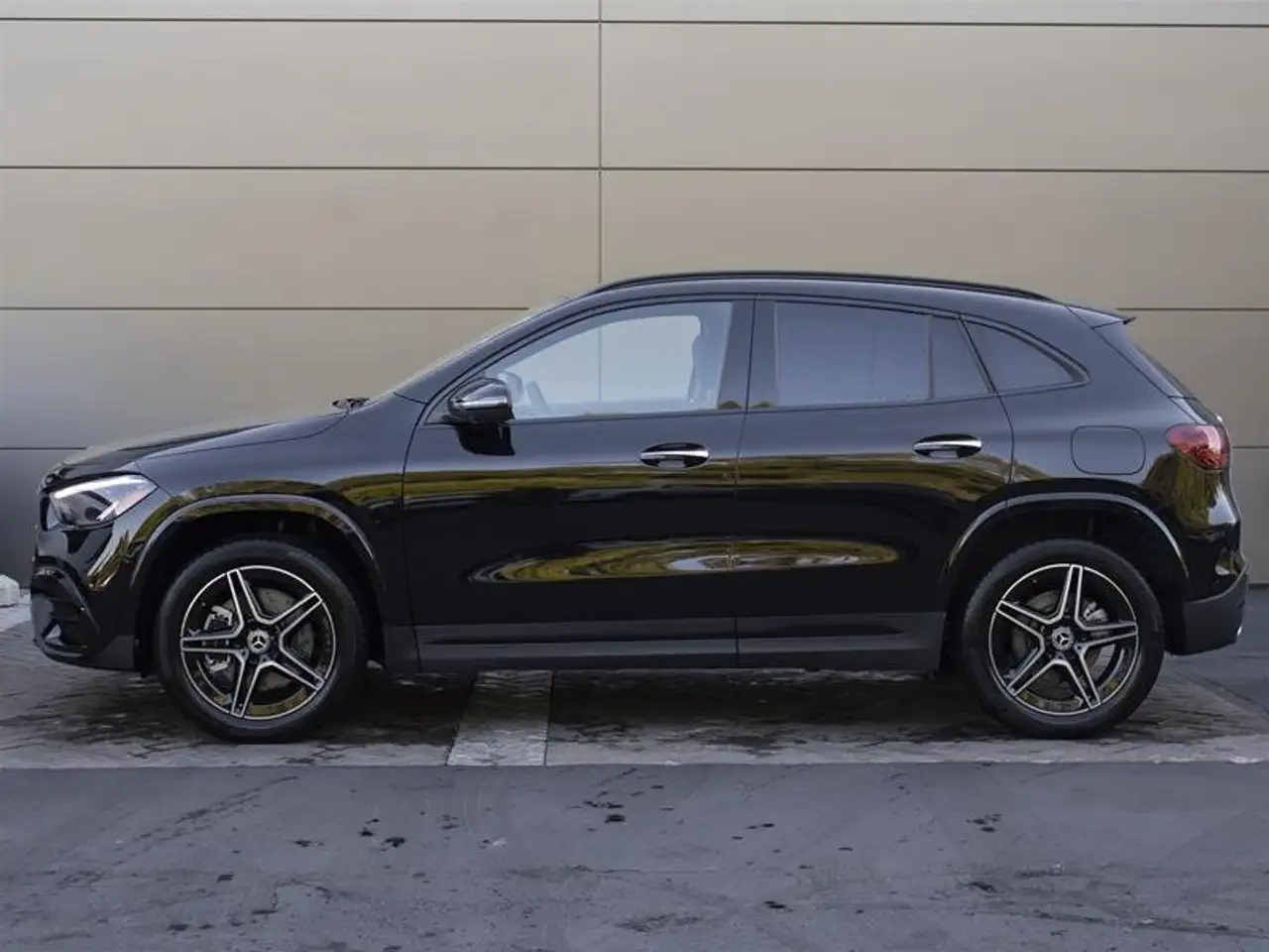 Mercedes-Benz GLA снимка Mercedes-Benz GLA