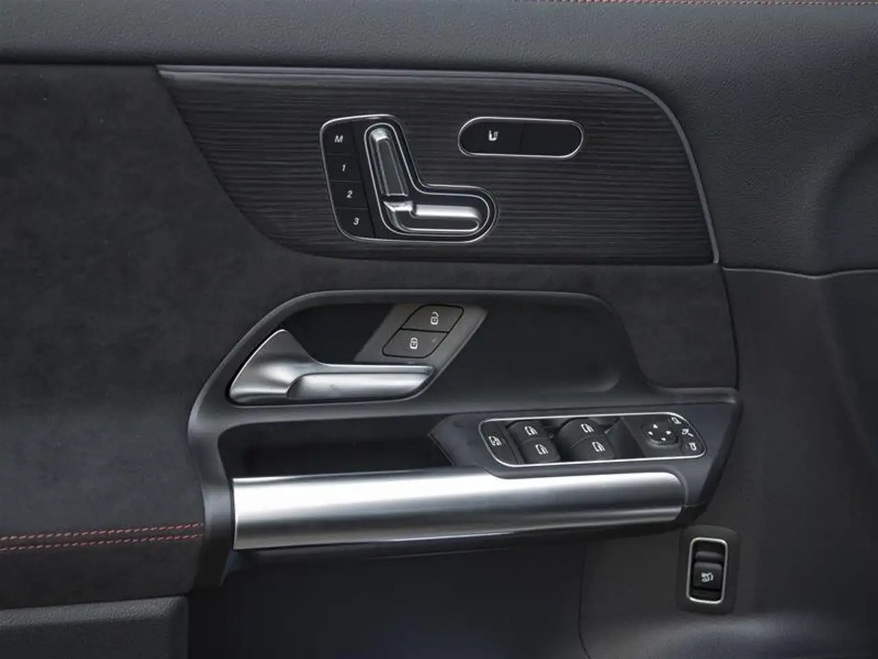 Mercedes-Benz GLA снимка Mercedes-Benz GLA