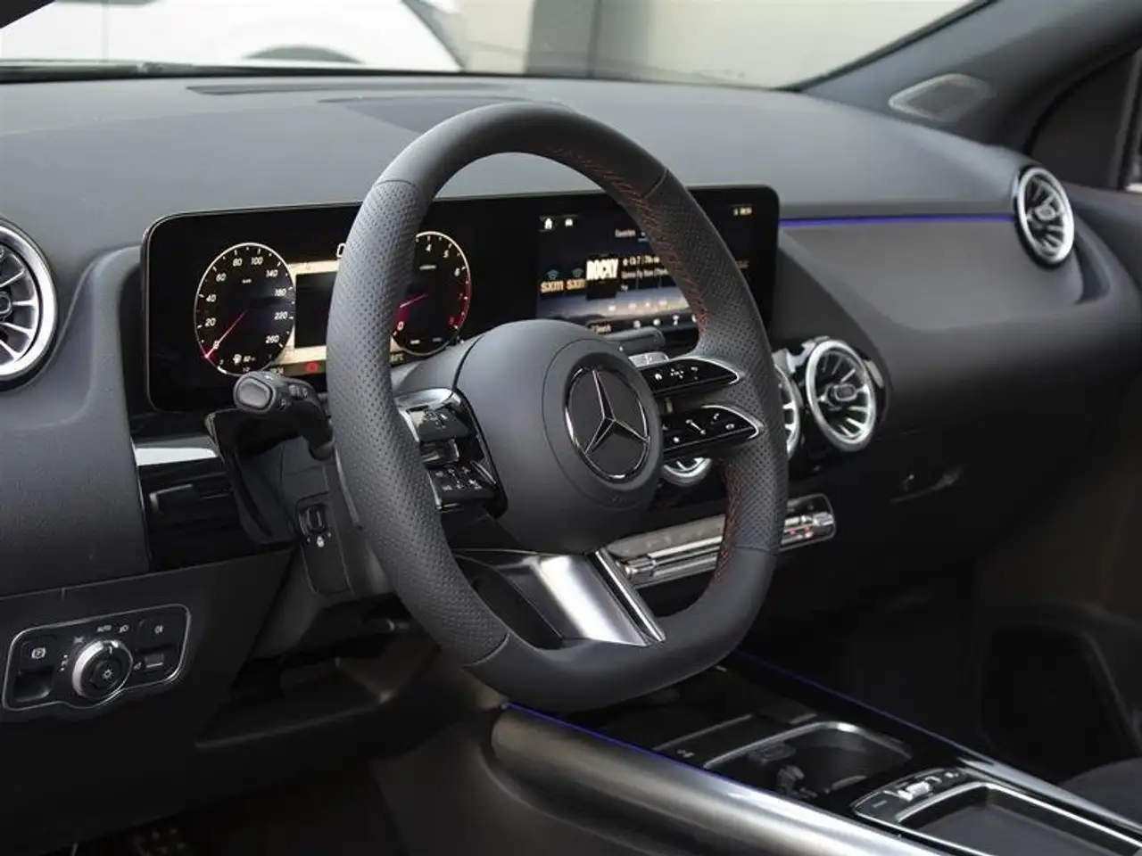 Mercedes-Benz GLA снимка Mercedes-Benz GLA