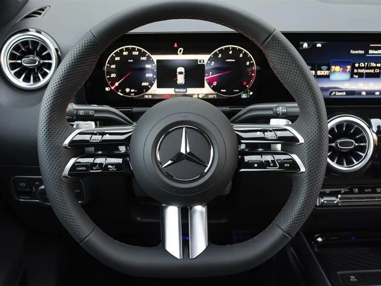 Mercedes-Benz GLA снимка Mercedes-Benz GLA