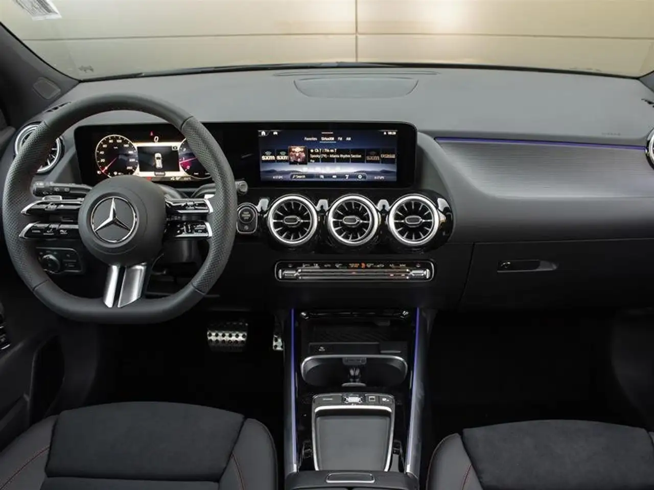 Mercedes-Benz GLA снимка Mercedes-Benz GLA