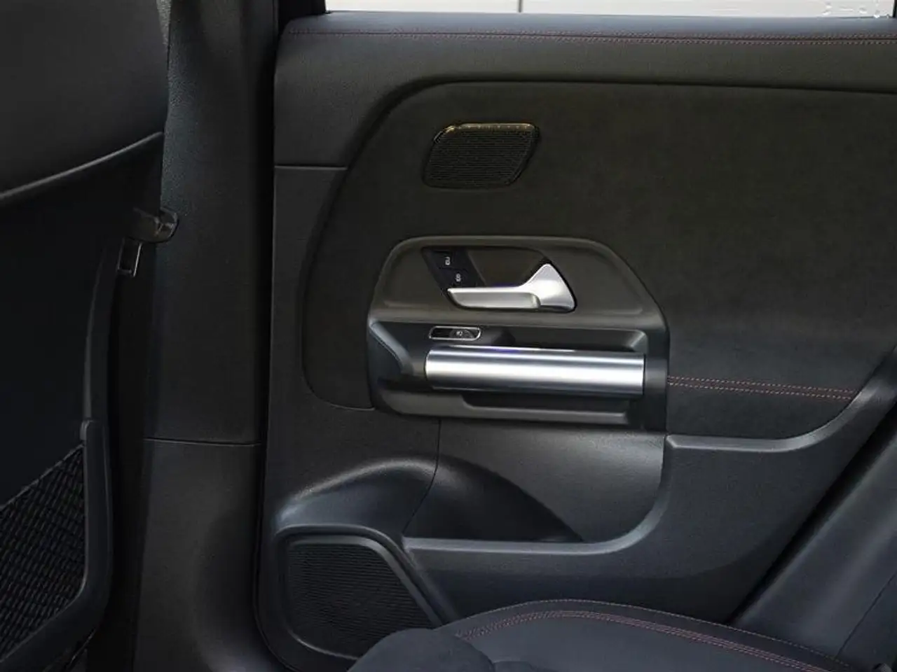 Mercedes-Benz GLA снимка Mercedes-Benz GLA