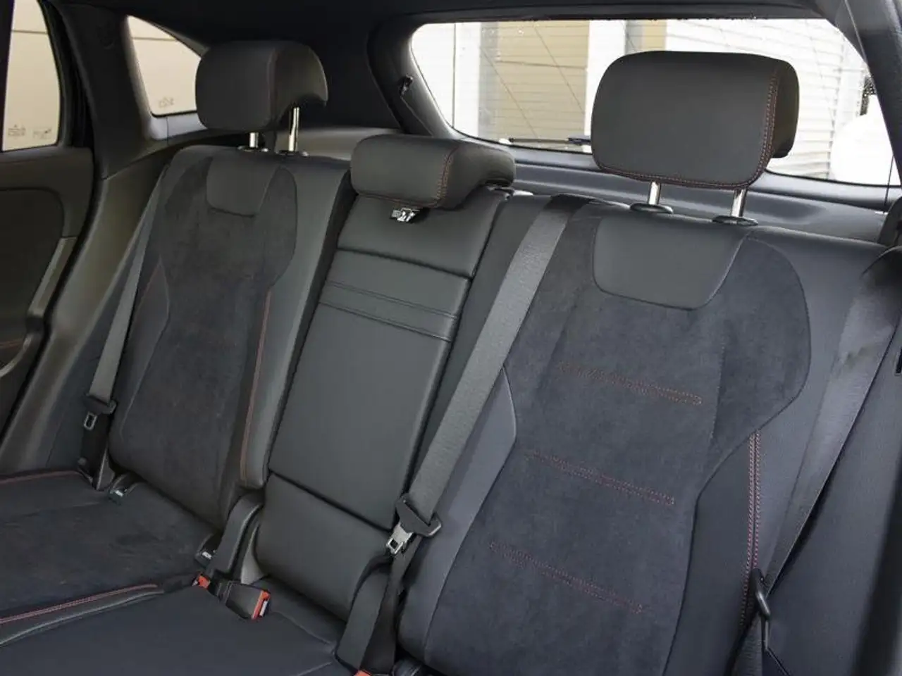 Mercedes-Benz GLA снимка Mercedes-Benz GLA