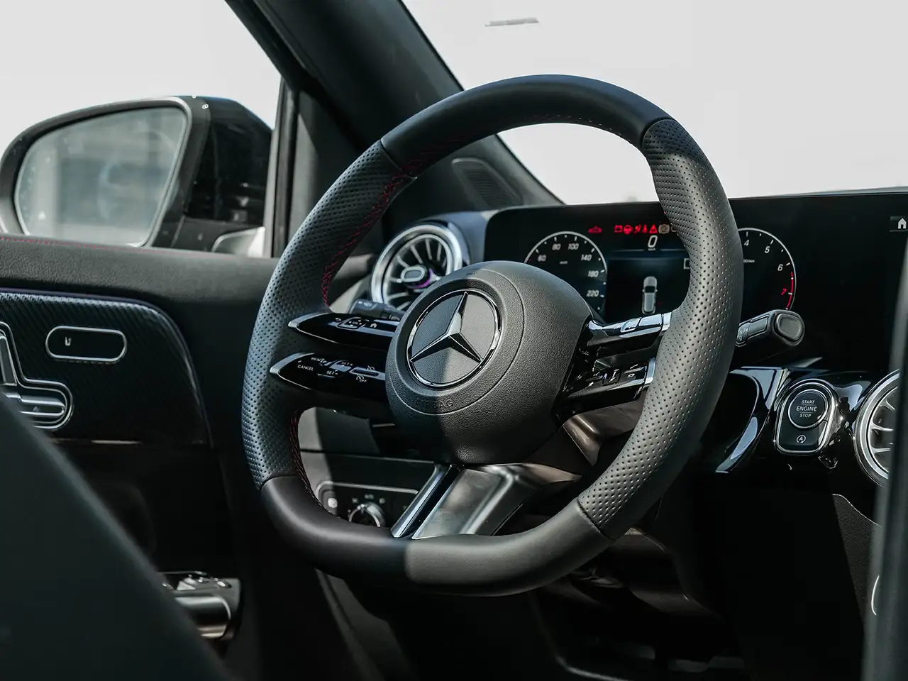 Mercedes-Benz GLA снимка Mercedes-Benz GLA