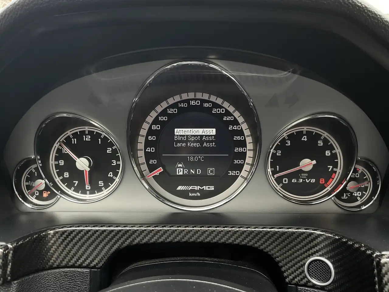 Mercedes-Benz E-Class снимка Mercedes-Benz E-Class