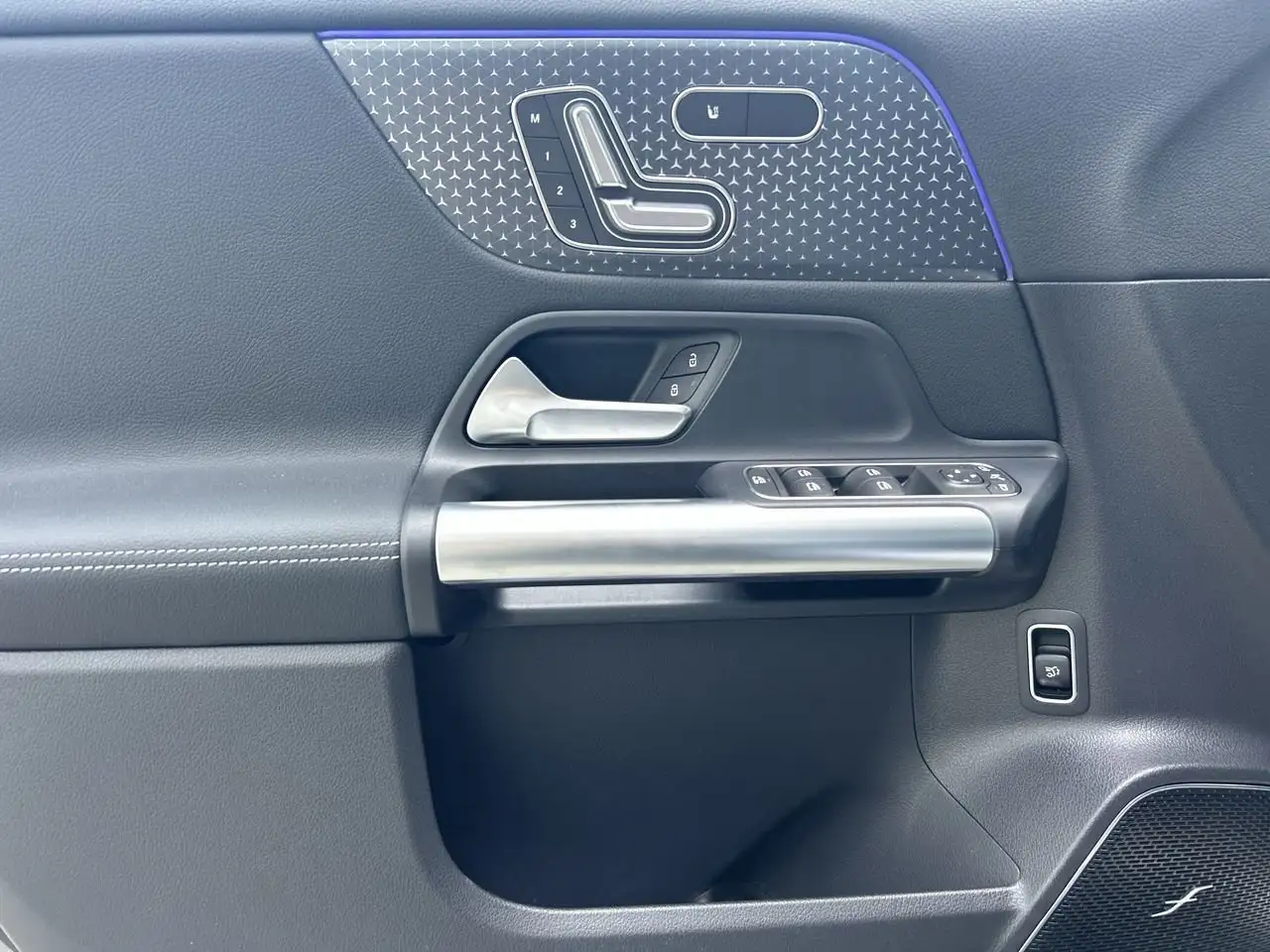 Mercedes-Benz GLA снимка Mercedes-Benz GLA