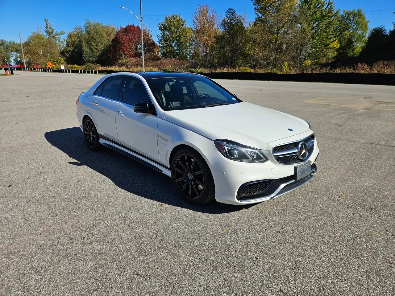 Mercedes-Benz E-Class снимка Mercedes-Benz E-Class