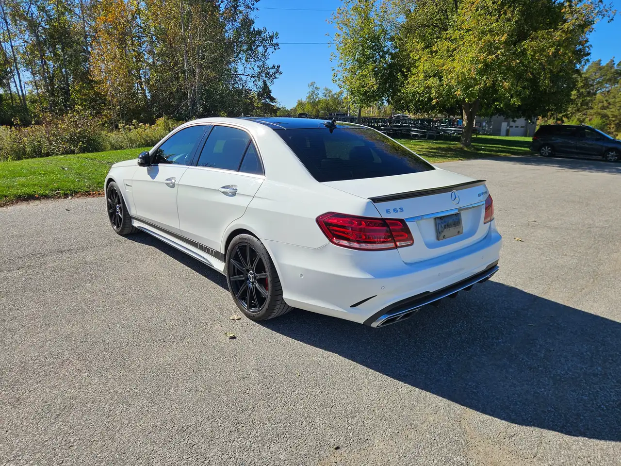 Mercedes-Benz E-Class снимка Mercedes-Benz E-Class
